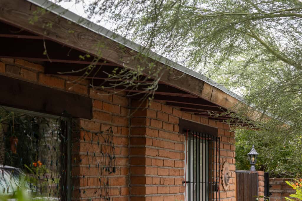 Fascia Wrap Colors for Your Tucson Home 1 Tabla de fascia de madera dañada que necesita reparación antes de un revestimiento de fascia de aluminio en Tucson