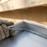 Instalación de canalones de aluminio