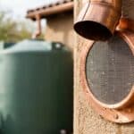 Instalación de canalones de cobre