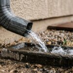 Cómo las tormentas monzónicas dañan las casas sin canalones adecuados
